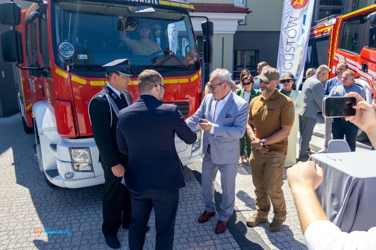 Uroczystość przekazania wozu strażackiego dla jednostki OSP Mołowiste (9)