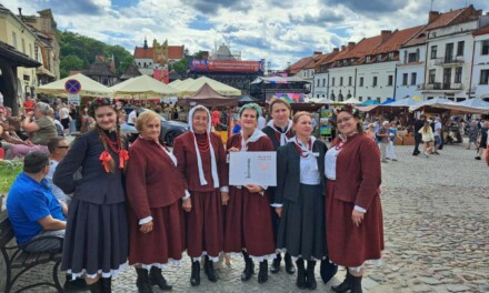 Augustów: Reprezentantki Powiatu Augustowskiego wyróżnione na Ogólnopolskim Festiwalu Kapel i Śpiewaków Ludowych w Kazimierzu Dolnym