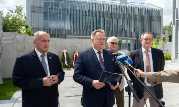 Augustów: Konferencja prasowa nt. wystawy o Obławie Augustowskiej [Video]