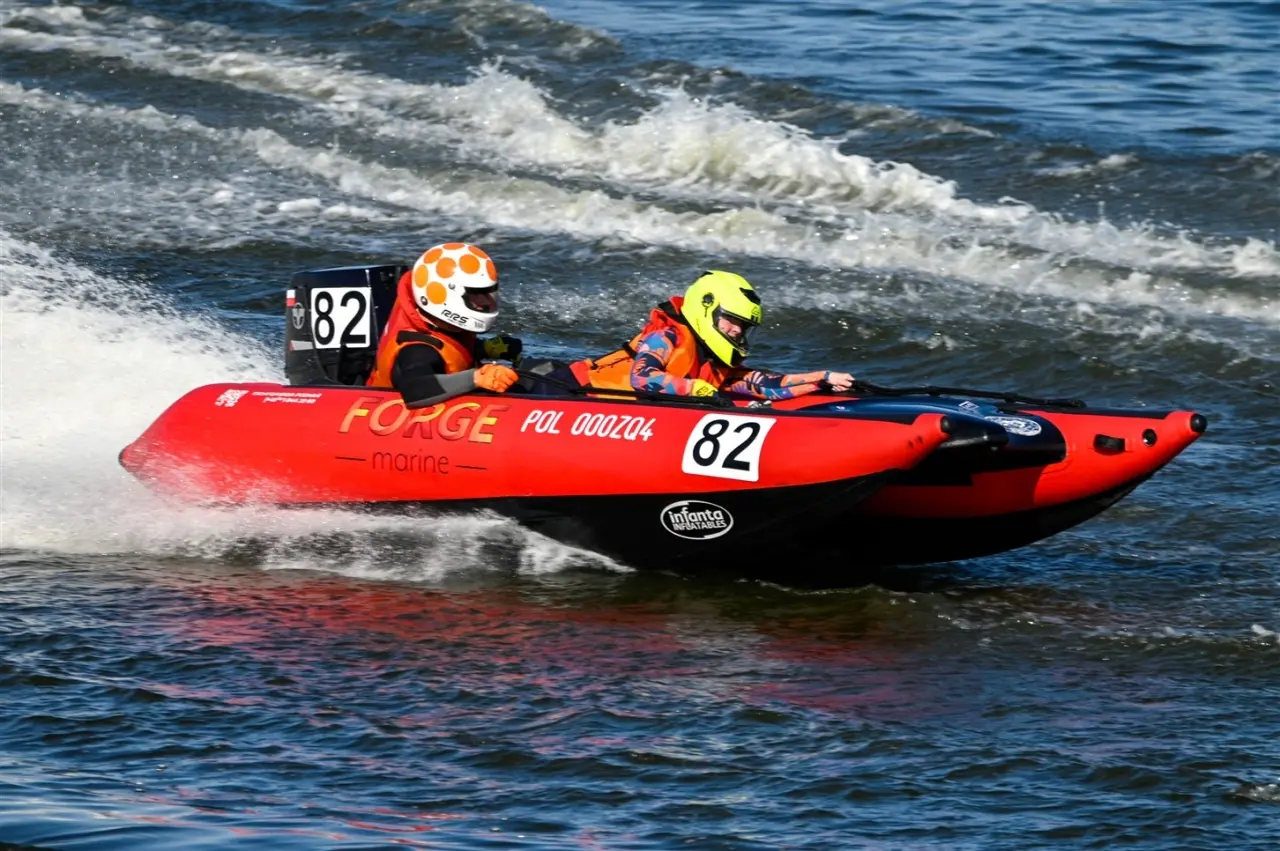 Pierwsze w historii medal motorowodnych ME P-750 (1)