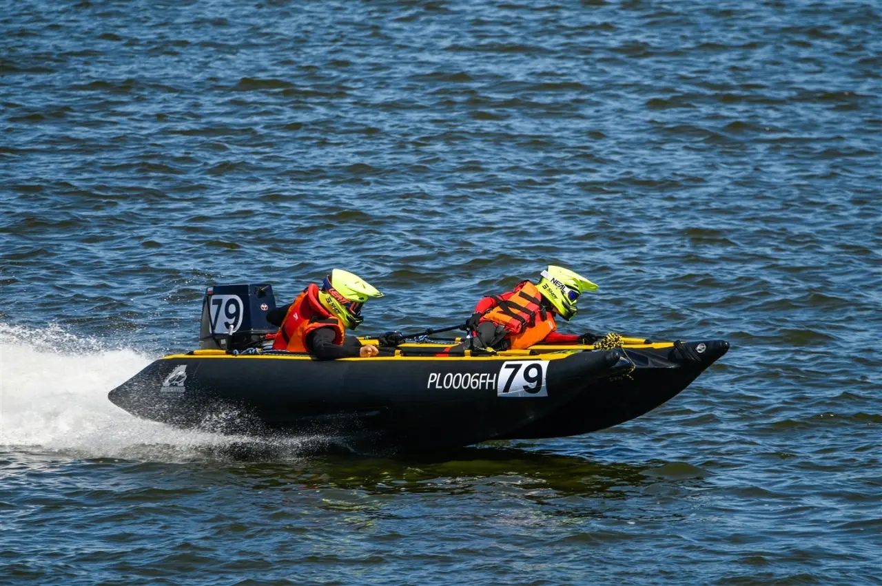 Pierwsze w historii medal motorowodnych ME P-750 (2)