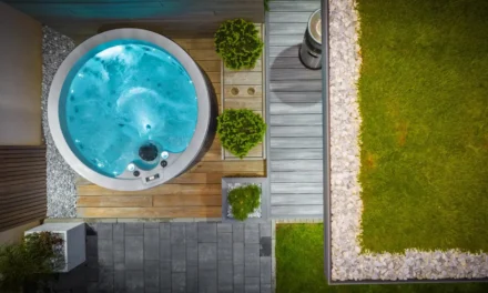 Strefa relaksu w ogrodzie – jak zaplanować przestrzeń z balią lub jacuzzi?