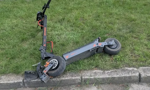 Augustów: Dwóch nastolatków jechało na jednej hulajnodze. Trafili do szpitala