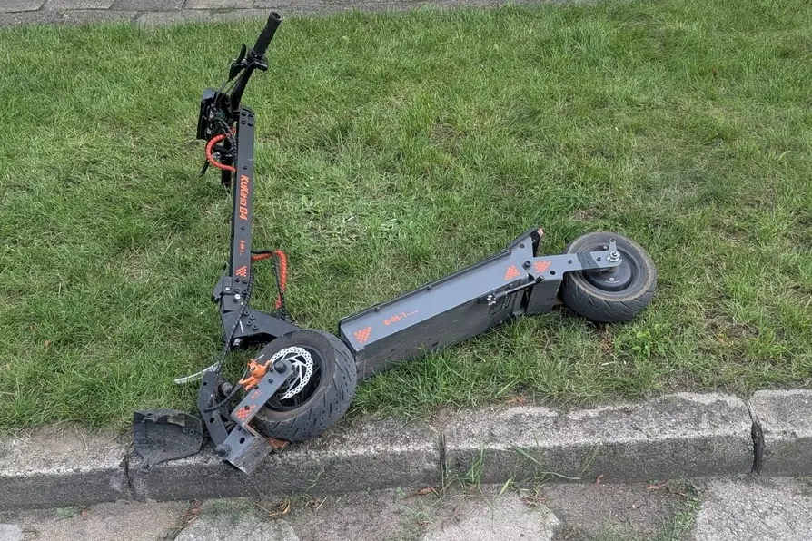 Augustów: Dwóch nastolatków jechało na jednej hulajnodze. Trafili do szpitala