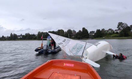 Augustów: Policyjni wodniacy wspólnie z WOPR  pomogli 4 żeglarzom [Foto]