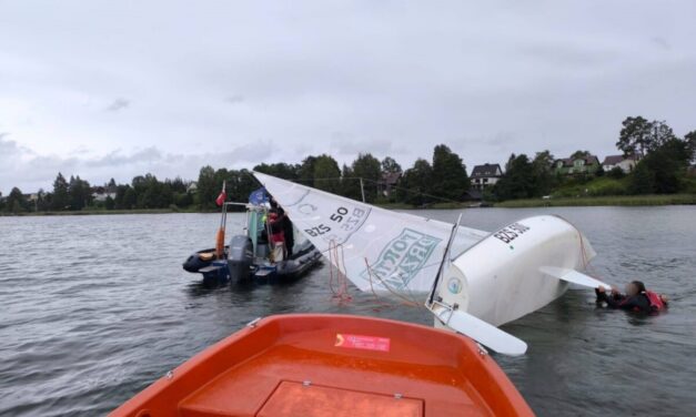 Augustów: Policyjni wodniacy wspólnie z WOPR  pomogli 4 żeglarzom [Foto]