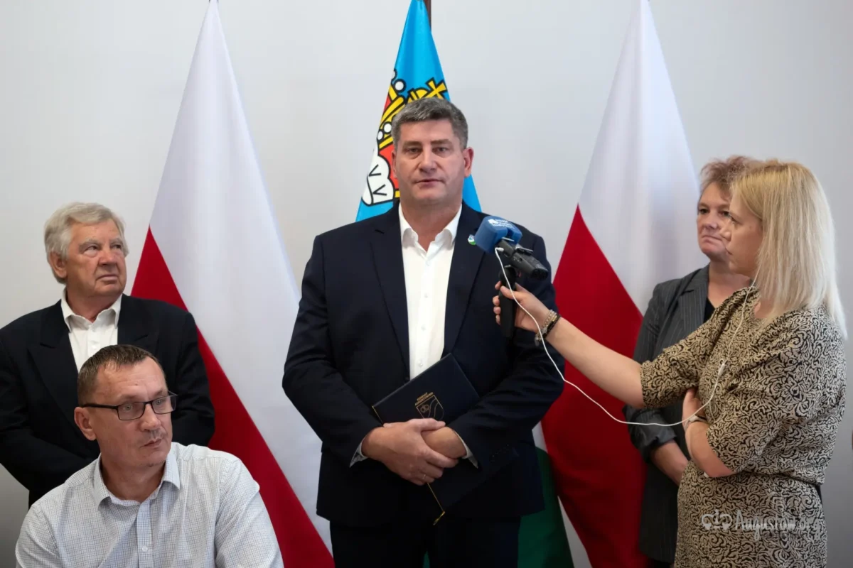 Podpisaliśmy umowę na budowę chodnika w Janówce (2)