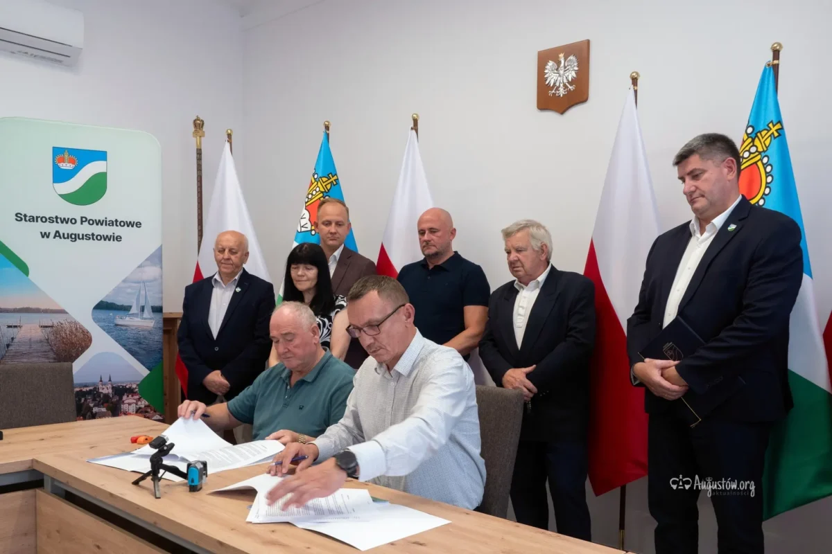 Podpisaliśmy umowę na budowę chodnika w Janówce (4) Augustów: Podpisaliśmy umowę na budowę chodnika w Janówce!