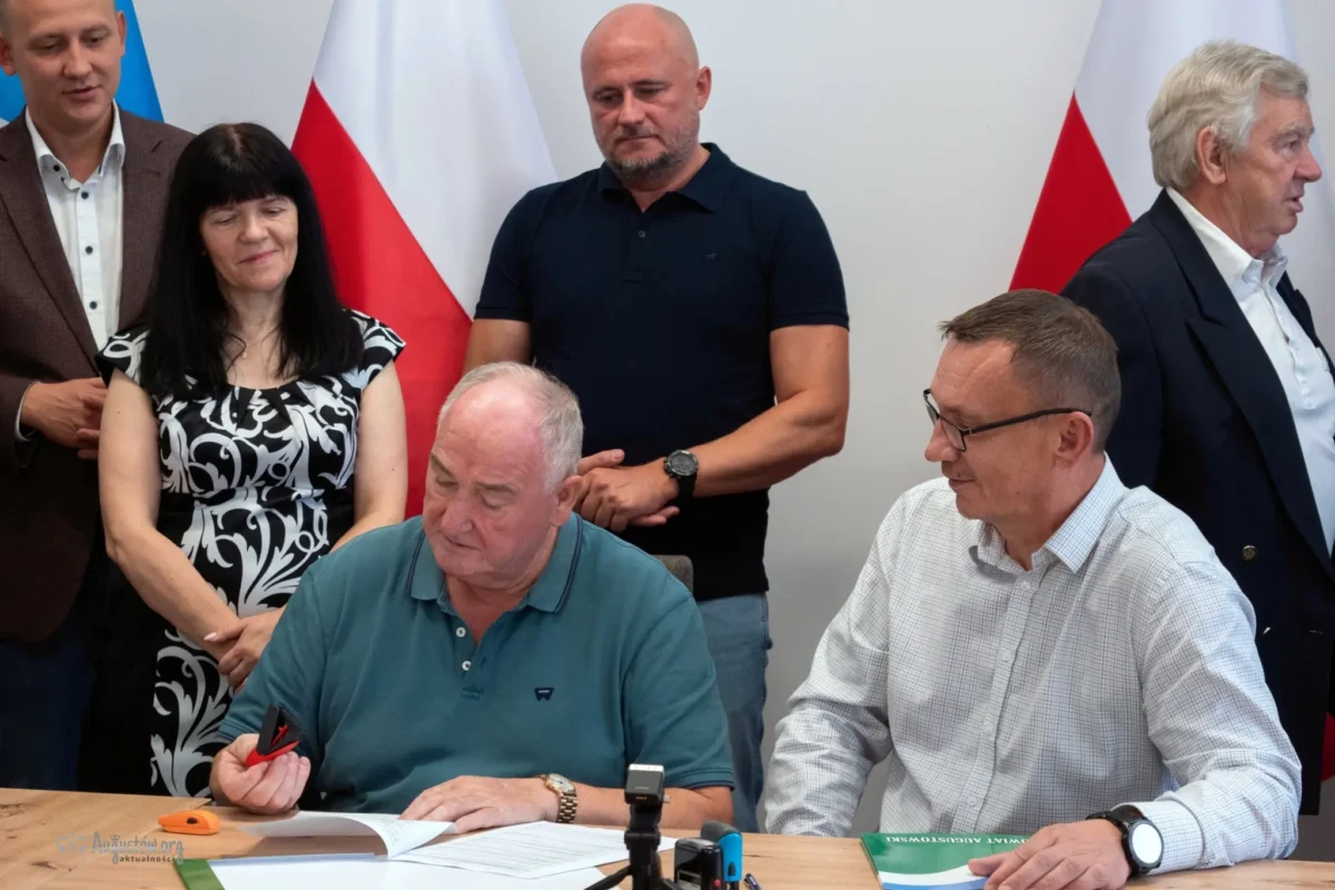 Podpisaliśmy umowę na budowę chodnika w Janówce (6)