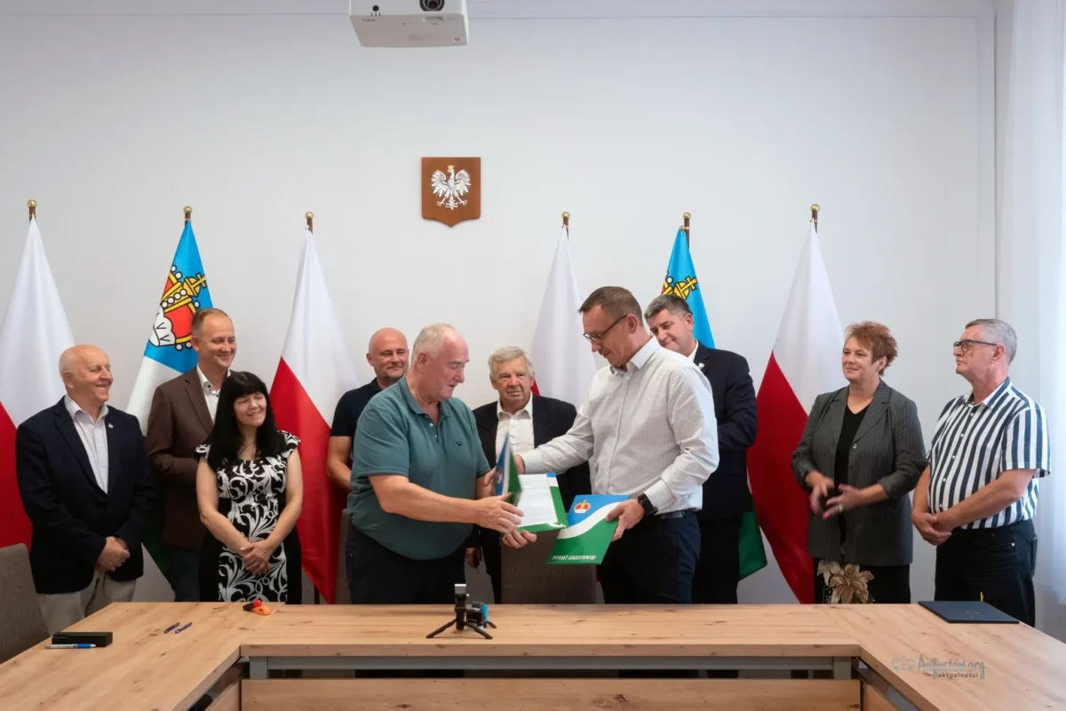 Podpisaliśmy umowę na budowę chodnika w Janówce (9)