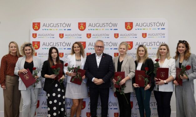 Augustów: Burmistrz wręczył akty nadania stopnia awansu zawodowego 7. nauczycielkom [Foto]
