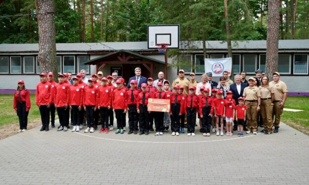 Augustów: Czek dla Młodzieżowej Drużyny Pożarniczej w Rutkach Starych
