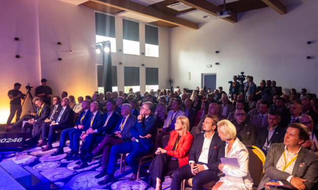 Augustów: Konferencja „Biznes Na Wschodzie”. Rozpoczęła się debata wokół wyzwań stojących przed firmami i inwestorami działającymi w woj. podlaskim