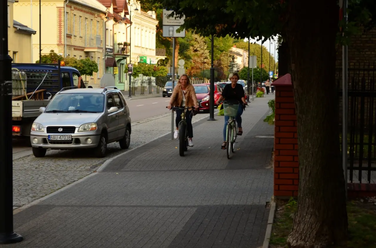Dziś pracownicy Starostwa Powiatowego w Augustowie postanowili pokazać, że do pracy można dotrzeć także inaczej niż samochodem