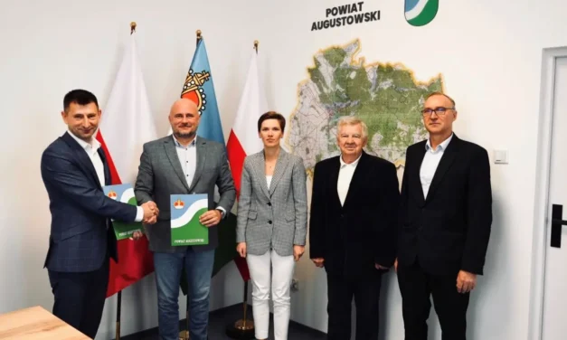 Augustów: W Starostwie podpisano umowę na zakup samochodu do przewozu osób z niepełnosprawnościami [Foto]