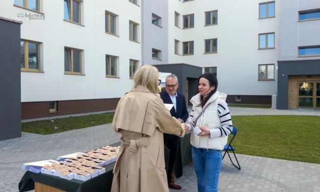 Augustów: Najemcy mieszkań w nowo wybudowanym bloku TBS odebrali klucze
