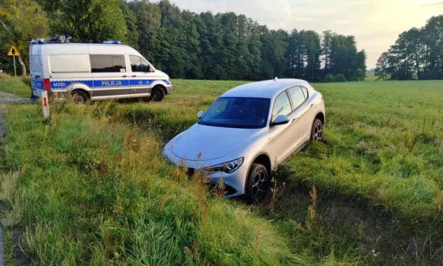 Augustów: 43-letnia kobieta z 2. promilami alkoholu w organizmie zakończyła jazdę w rowie