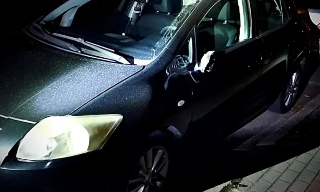 Augustów: Kopał samochody. Zniszczył 7 pojazdów