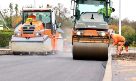 Augustów: Na nowej ulicy Arnikowej jest już pierwsza warstwa masy bitumicznej