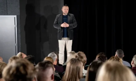 Augustów: Nowy sezon Teatru Pneumatycznego i debiut reżyserski Szymona Jaworowskiego