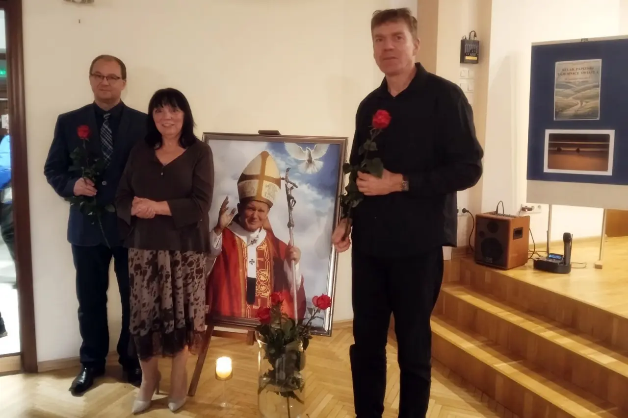 Światło, które nie gaśnie. Koncert ku czci papieża Jana Pawła II w augustowskiej PSM