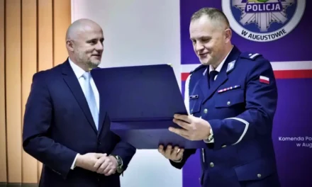 Augustów: Komendant Powiatowy Policji kończy swoją zawodową drogę. Uroczyste pożegnanie