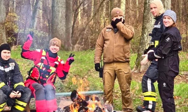 Augustów: Druhowie z OSP Augustów-Lipowiec i ratownicy augustowskiego WOPR posprzątali Cichą Rzeczkę [Foto]