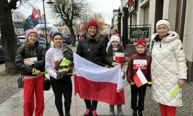 Augustów: „Odblaskowa szkoła” w działaniu! Uczniowie ze Szkoły Podstawowej im. Sybiraków w Netcie promują bezpieczeństwo podczas V Biegu Niepodległości