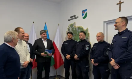 Augustów: Starostwo wyróżniło policjantów, którzy uratowali 6-tygodniową dziewczynkę