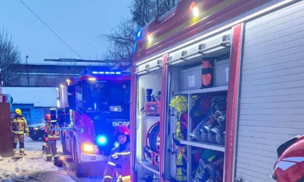 Strażacy uratowali życie dwóm osobom podczas pożaru mieszkania w Augustowie