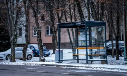 Augustów: Kolejne nowe wiaty przystankowe zamontowane