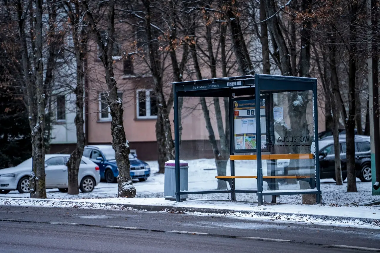 Augustów: Kolejne nowe wiaty przystankowe zamontowane