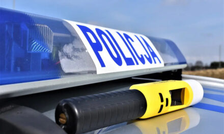 NIETRZEŹWY KIEROWCA ZNIEWAŻYŁ I GROZIŁ POLICJANTKOM