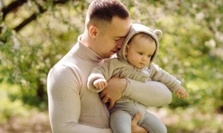 Coraz więcej ojców przejmuje opiekę nad dziećmi