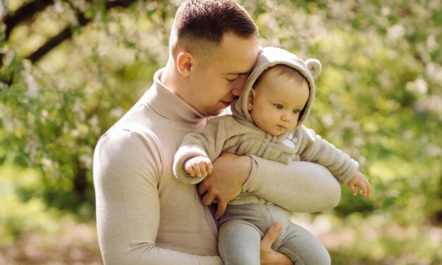 Coraz więcej ojców przejmuje opiekę nad dziećmi