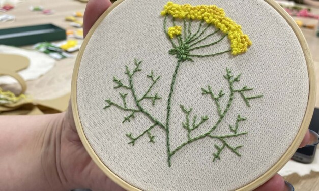 Zwolnij i stwórz coś własnymi rękami. Warsztaty haftu w Miejskim Domu Kultury