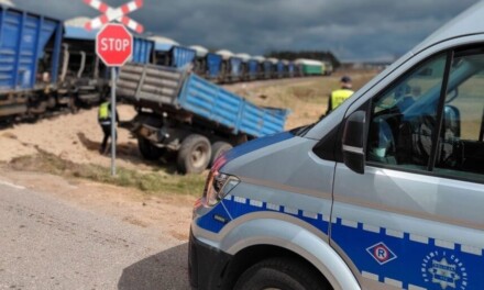 Pociąg uderzył w ciągnik na przejeździe. Ruch wstrzymany