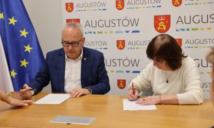 Mieszkańcy Augustowa odebrali kompostowniki w ramach miejskiego programu
